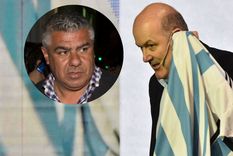 Federico Sturzenegger con una camiseta de la Selección Argentina en el último Coloquio de IDEA. A la izquierda, Claudio Chiqui Tapia.