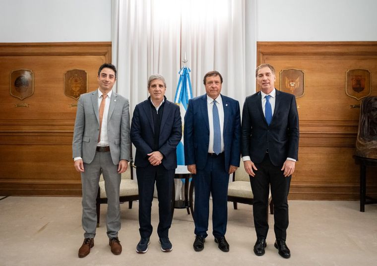 De izquierda a derecha: Fernando Herrmann, secretario de Coordinación de Infraestructura; el ministro de Economía, Luis Caputo; el gobernador de Río Negro, Alberto Weretilneck; y el jefe de Gabinete, Diego Santilli.