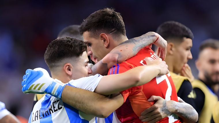 La advertencia del Dibu Martínez a Julián Álvarez. Foto: EFE