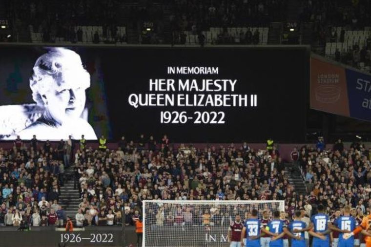 Hinchas de distintos clubes abuchearon a la Reina en los minutos de silencio y la TV tomó cartas en el asunto.