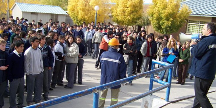 Simulacro en el Instituto Vera Peñaloza.