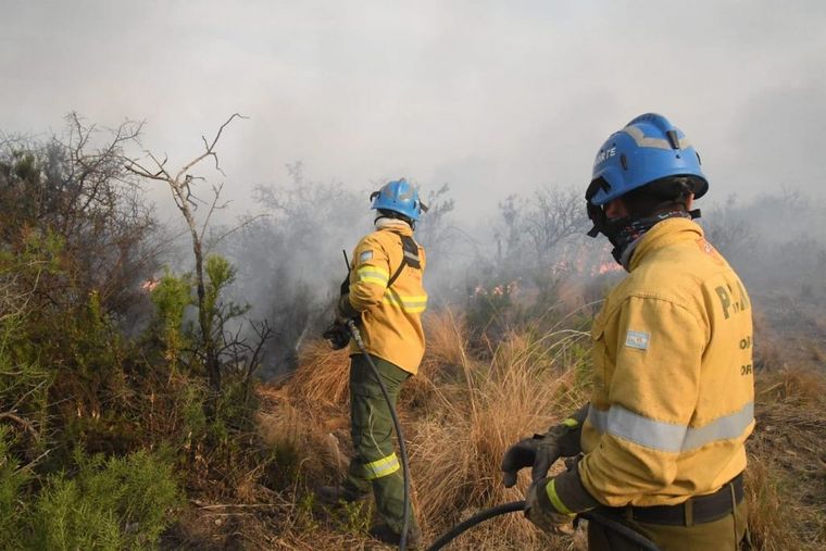 Un bombero resultó herido mientras combatía el incendio que hace seis días afecta al parque nacional Quebrada del Condorito, en Córdoba.