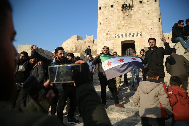 Rebeldes celebran la ocupación de Alepo, al norte de Siria Foto: EFE
