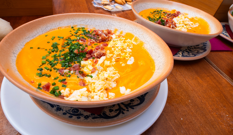 Aunque esta receta usa pocos ingredientes, su textura cremosa depende del tipo de pan y del aceite de oliva empleado.