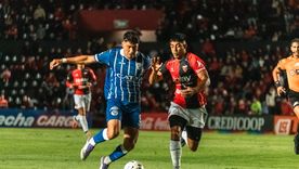 Martín Pino, centrodelantero de Godoy Cruz, disputa el balón con Toledo, volante de Colón. Martín Pino, centrodelantero de Godoy Cruz, disputa el balón con Toledo, volante de Colón.