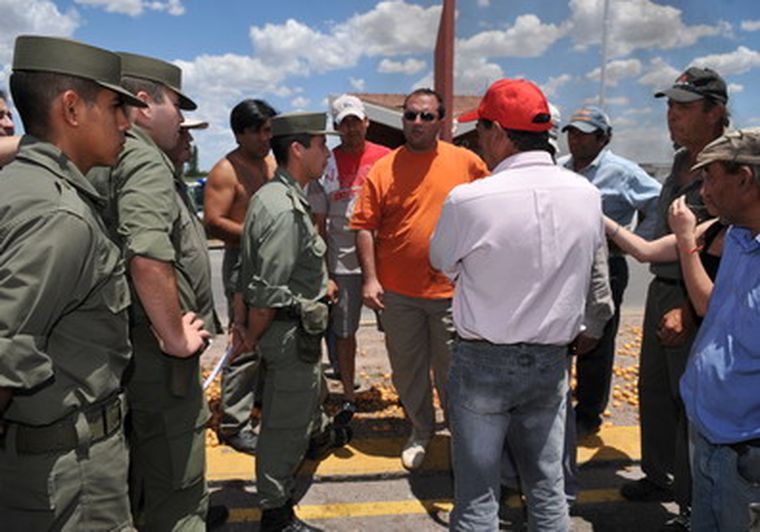 La Gendarmería fue recibida por Daniel Quistapace, Vicente López y René Fornasín. Foto: Nacho Gaffuri / MDZ