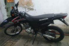 La motocicleta secuestrada por la policía en el allanamiento al domicilio de los delincuentes Foto: Noticias Argentinas