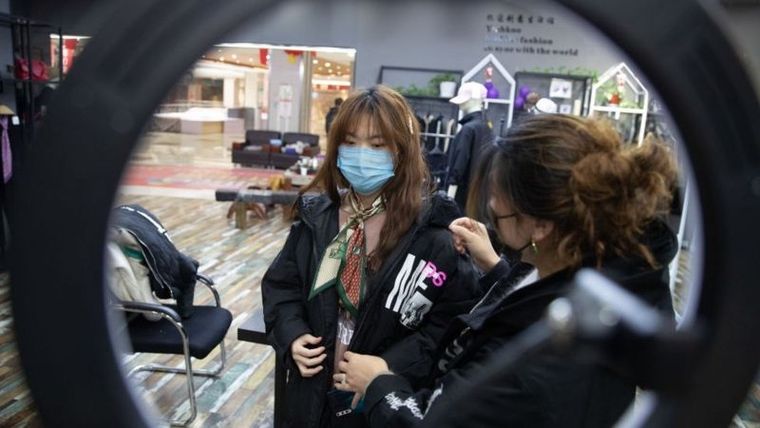Una de las peculiaridades de Douyin con respecto a TikTok es su multifuncionalidad, incluyendo la posibilidad de realizar compras directamente en la aplicación. Foto: GETTY IMAGES
