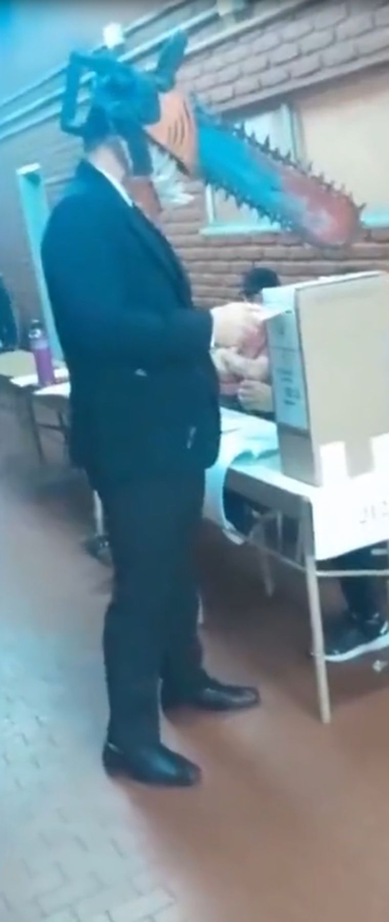 Un hombre fue a votar disfrazado de motosierra