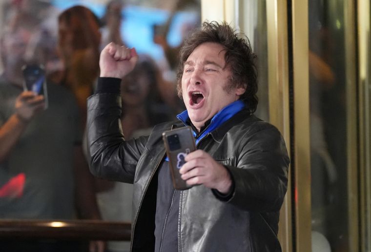 Javier Milei saliendo del Libertador Hotel rumbo a Ezeiza para emprender el viaje a Estados Unidos Foto: Noticias Argentinas