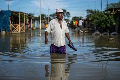 MDZol | En marzo de 2017, El Niño provocó el desborde de ríos fangosos a lo largo de toda la costa peruana, aislando comunidades y barrios enteros, como el de esta imagen, tomada en Piura, en el norte. Foto: ERNESTO BENAVIDES/GETTY IMAGES