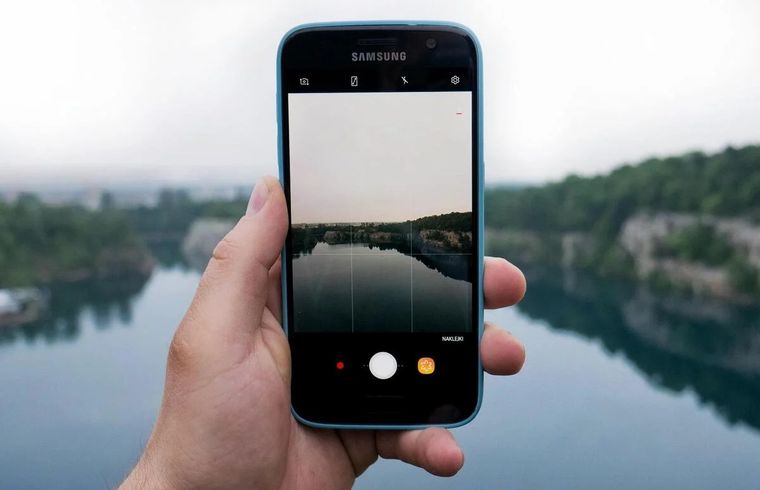 Apple y Google reducen la restricción, mientras Samsung la mantiene. Apple y Google reducen la restricción, mientras Samsung la mantiene.