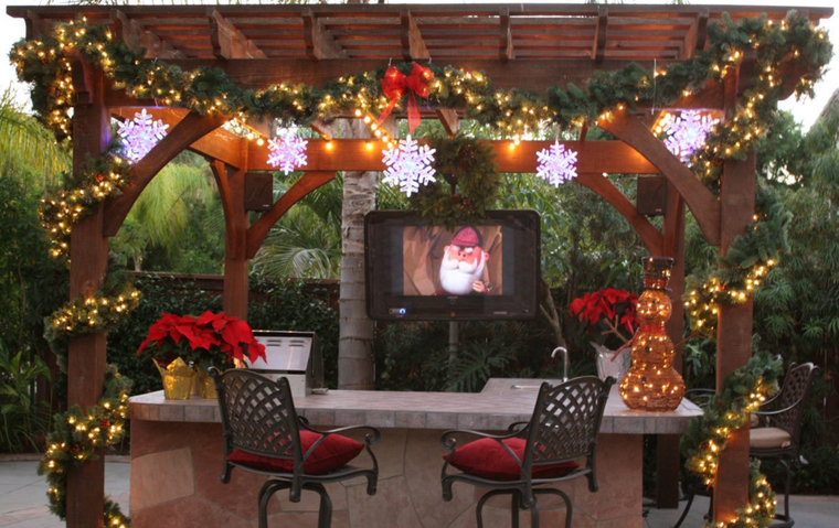 Tu jardín puede estar decorado ecológicamente para estas fiestas aprovechando la naturaleza del lugar. Foto: Freepik