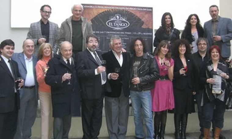 El grupo de artistas que participan de Tango en la Tierra del Vino. Foto: Gentileza