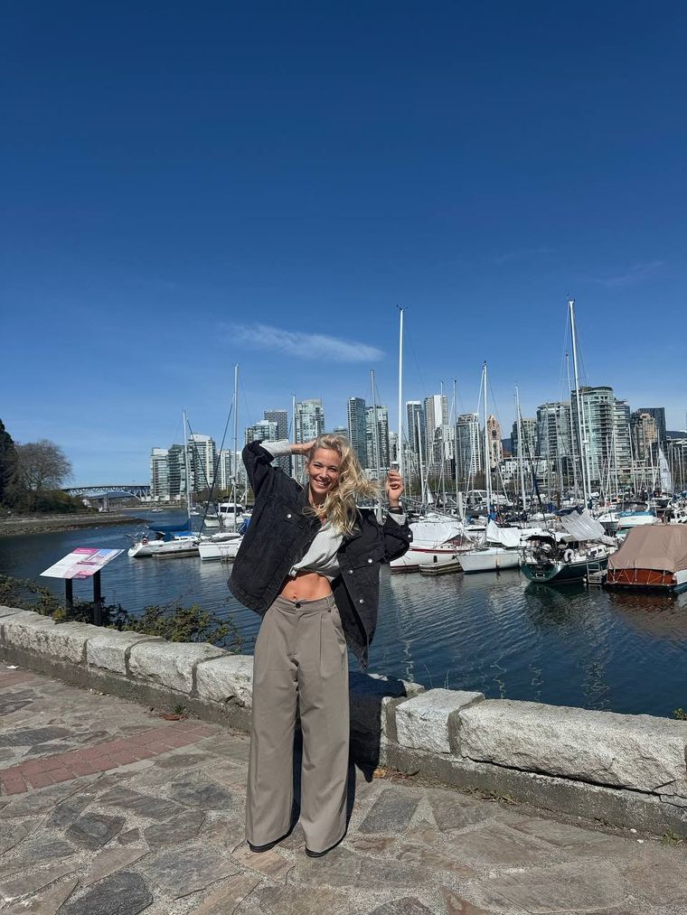 Luisana Lopilato festejó el Día de Canadá con una campera personalizada.