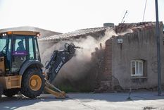 El bunker siendo demolido este jueves en Guaymallén.