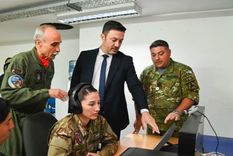 Petri junto al flamante jefe de la Fuerza Aérea. Foto: Defensa