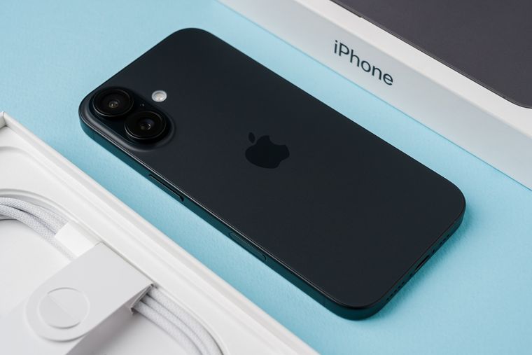 El diseño de aluminio y vidrio mate del iPhone 16 ofrece una resistencia superior con certificación IP68. El diseño de aluminio y vidrio mate del iPhone 16 ofrece una resistencia superior con certificación IP68.