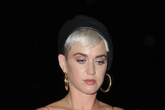 KATY PERRY SUFRIÓ LA PEOR RUPTURA DE LA HISTORIA. A LA CANTANTE LA DEJARON POR MENSAJE DE TEXTO.