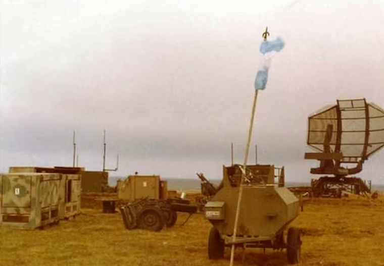 El radar Westinghouse TPS 43 con su antena, shelter, cabina, generador, cisterna de combustible, etc. En su posición cercana a la pista de aterrizaje en Puerto Argentino durante los primeros días de abril de 1982. El radar Westinghouse TPS 43 con su antena, shelter, cabina, generador, cisterna de combustible, etc. En su posición cercana a la pista de aterrizaje en Puerto Argentino durante los primeros días de abril de 1982.