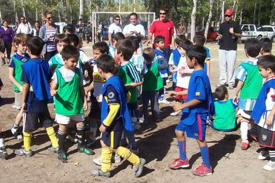MDZol | El saludo cordial hacia el rival, luego de uno de los partidos. Muy bien profes. Foto: Fabián Segura