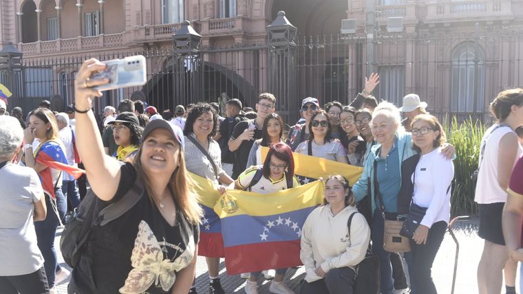 Cientos de venezolanos se reúnen en Plaza de Mayo para recibir a Edmundo González Urrutia. Foto: Juan Mateo Aberastain