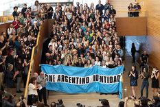 Una gran bandera argentina encabezaba la protesta mientras los asistentes entonaban ‘La patria no se vende’. Foto: EFE