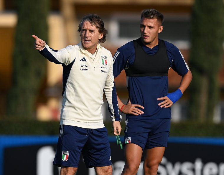 Mateo Retegui y Roberto Mancini en la práctica italiana. Foto: @Azzurri
