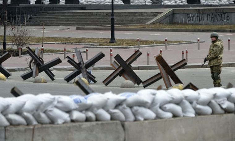 Foto: Obstáculos anti tanque en el centro de Kiev.