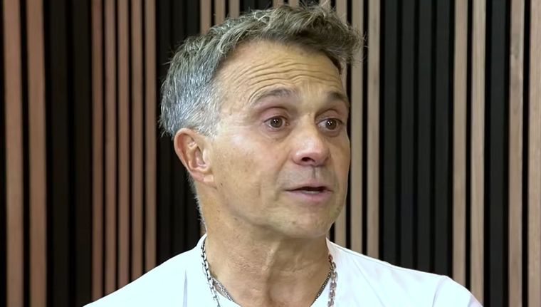 El comunicador no contuvo el llanto. Foto: Captura de pantalla/ Youtube: Infobae.