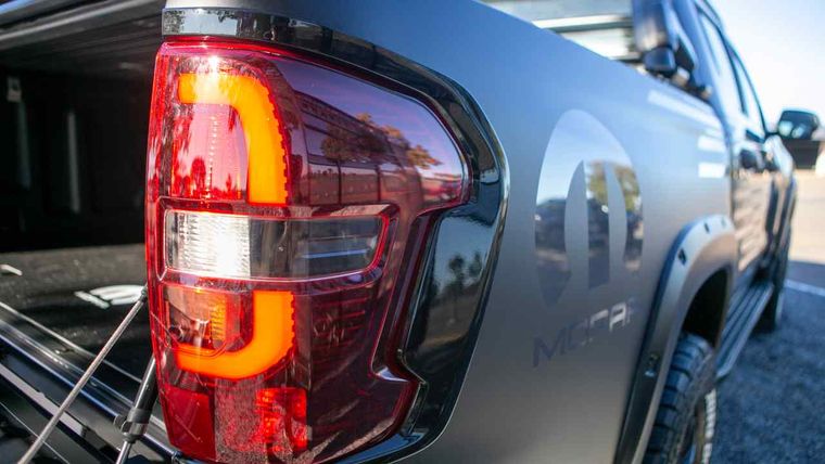 La Fiat Titano viene propulsada por un motor Multijet 2.2 en combinación con una nueva transmisión automática de ocho marchas, ofreciendo 200 HP y 450 Nm de torque.