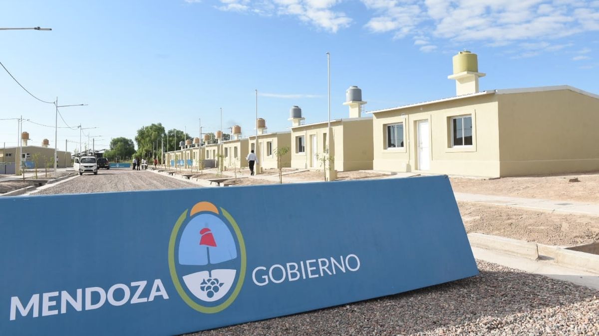 Quieren prohibir que funcionarios y sus familiares accedan a viviendas del IPV