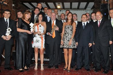 MDZol | Todos los ganadores de las distintas categorías en una foto para el recuerdo, junto al gobernador Jaque. Foto: Gerardo Gómez / MDZ