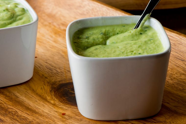 La receta de sopa fría de palta y pepino nació como una versión moderna del gazpacho, adaptada para los amantes de la palta. La receta de sopa fría de palta y pepino nació como una versión moderna del gazpacho, adaptada para los amantes de la palta.