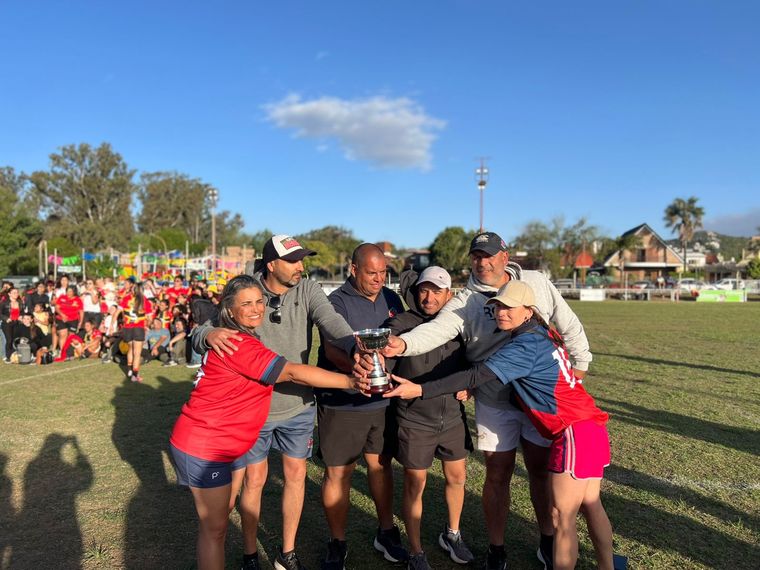 El staff de Rivadavia Rugby con la copa del Nacional de Clubes que se jugó en Villa Carlos Paz. El staff de Rivadavia Rugby con la copa del Nacional de Clubes que se jugó en Villa Carlos Paz.