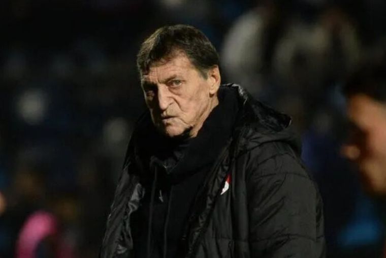 Falcioni habría querido dar un paso al costado y los dirigentes de Independiente lo habrían convencido de seguir.