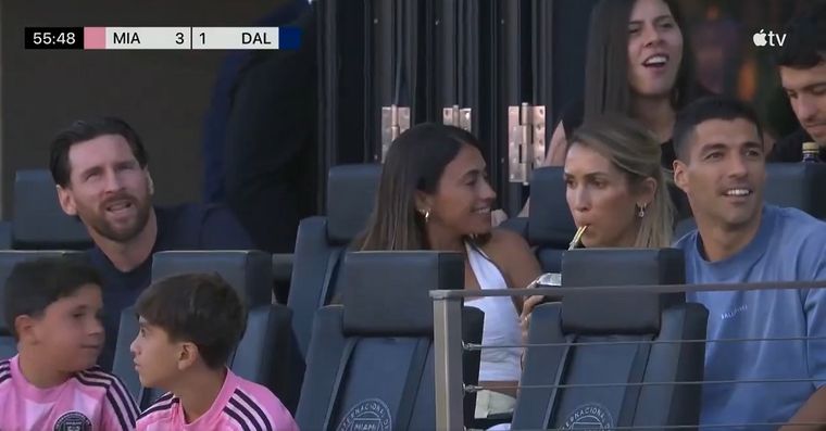 Messi junto a Suárez y sus respectivas familias en el palco del Chase Stadium en Inter Miami vs FC Dallas. Foto: captura de TV