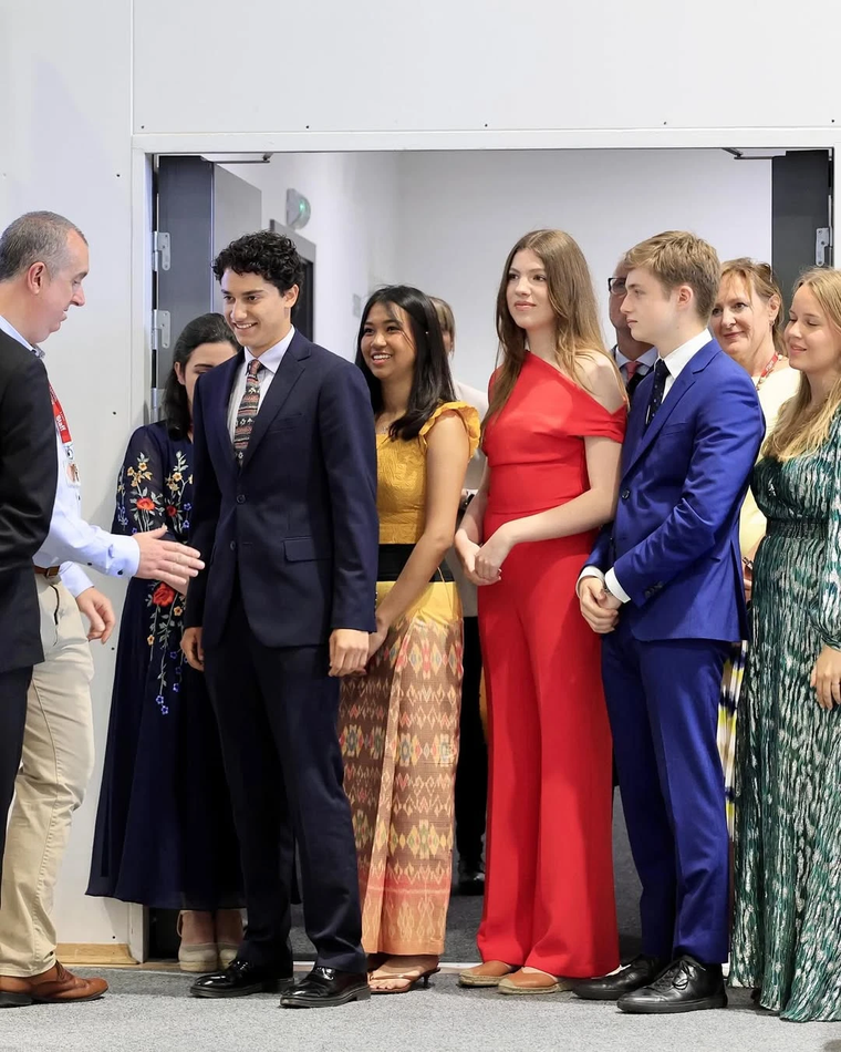 La infanta Sofía esperando en fila por su diploma. La infanta Sofía esperando en fila por su diploma.