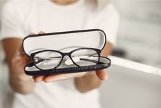 El trámite para obtener anteojos gratis con PAMI se gestiona directamente en la óptica. Foto: Archivo