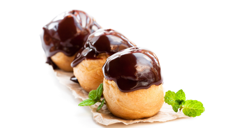 En eventos y celebraciones, la receta de profiteroles se usa para preparar el famoso croquembouche, una torre de profiteroles. En eventos y celebraciones, la receta de profiteroles se usa para preparar el famoso croquembouche, una torre de profiteroles.
