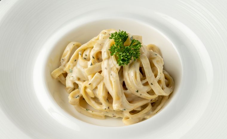 Fettucini con salsa alfredo Una receta clásica de la cocina de Italia para hacer en minutos. Foto: Shutterstock
