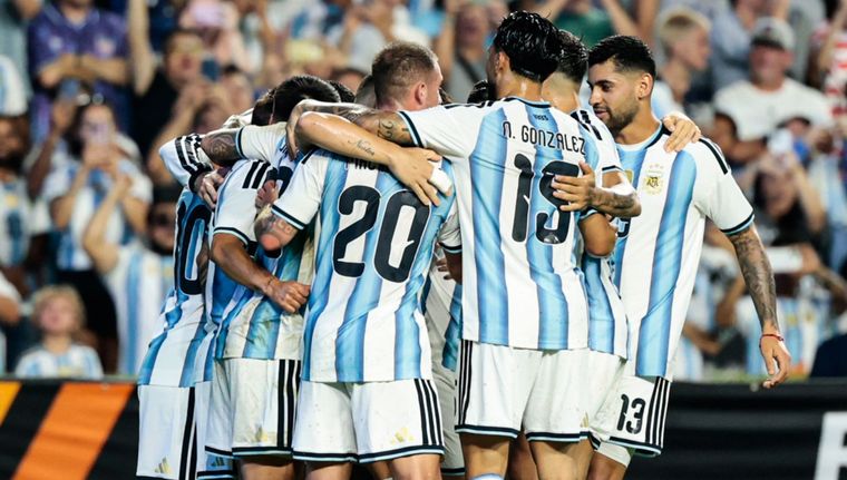 Argentina llega a punto para el Mundial con una goleada a Islandia que destrabó a partir del ingreso de Messi. Argentina llega a punto para el Mundial con una goleada a Islandia que destrabó a partir del ingreso de Messi.
