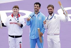 El Maligno, con su medalla en el podio. Foto: EFE