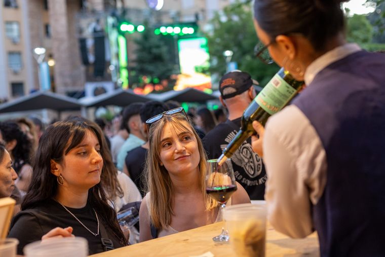 Los stands de la segunda noche sirvieron vinitos y muchos degustaron por primera vez. Los stands de la segunda noche sirvieron vinitos y muchos degustaron por primera vez.