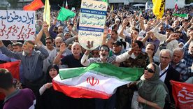 Los iraníes ondean banderas nacionales durante una manifestación contra Estados Unidos y contra Israel en Teherán.