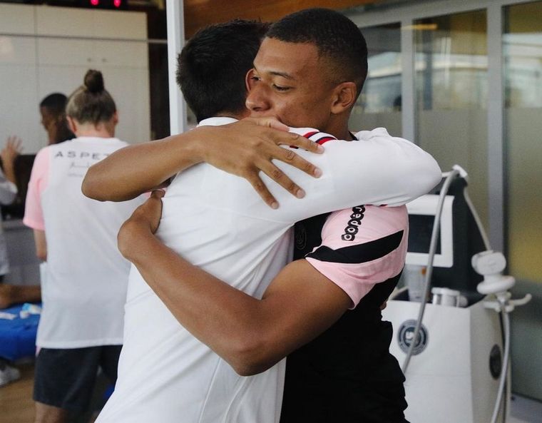 El abrazo de Leo con Mbappé Foto: Instagram @k.mbappe
