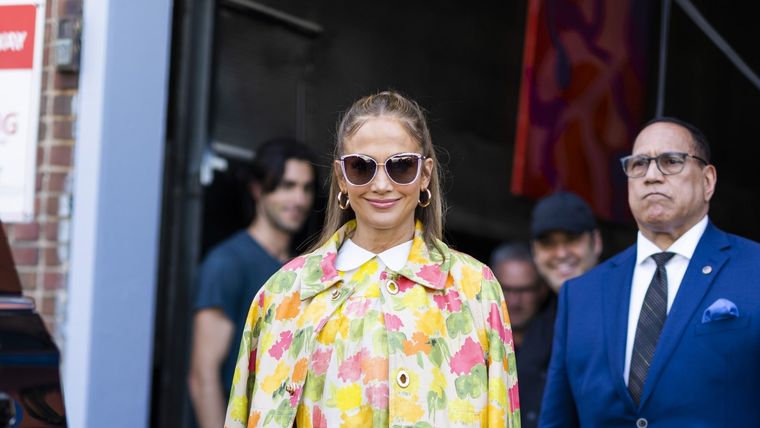 ¡Cómoda y fabulosa! Así puedes usar vestidos elegantes inspirada en Jennifer Lopez Foto: Harpers Bazaar