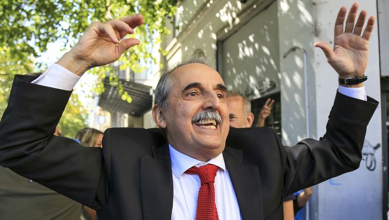 Guillermo Moreno en medio de un escándalo entre Eduardo Belliboni y un militante libertario. Foto: NA