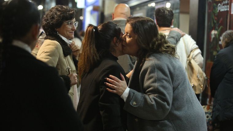 Noelia Pace saludó a sus seguidores cuando llegó a la entrada del Teatro Plaza.