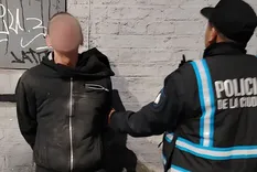 El boquetero intentó escapar tras arrojar las herramientas, pero fue reducido a los pocos metros. Foto: Policía de la Ciudad.&nbsp;